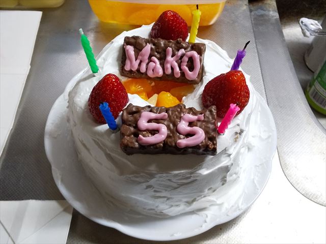 �ł����������P�[�L�B�㕔���3�ƃ��E�\�N5�{�A�uMaKO�v�u55�v�Ə����ꂽ�v���[�g������Ă���